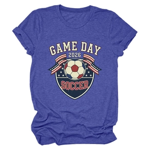 Gros plan détaillé de l'imprimé Game Day 2026 Soccer sur le t-shirt en coton bleu