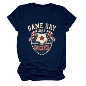 Détail du t-shirt bleu marine de football avec motif Game Day 2026 et texture en coton