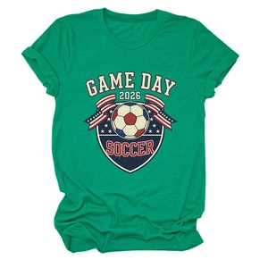 Détail de l'imprimé football 2026 Game Day sur un t-shirt vert à col rond décontracté