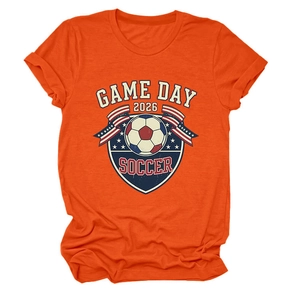 Détail de l'imprimé Game Day 2026 Soccer sur un t-shirt à col rond de couleur orange