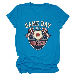 T-shirt de football bleu clair à plat avec imprimé écusson Game Day 2026 sur coton