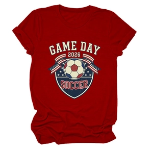 Détail de l'imprimé Game Day 2026 Soccer avec motifs drapeau US sur un t-shirt rouge