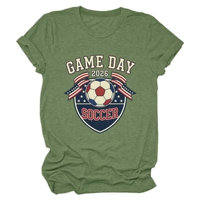 Gros plan sur l'imprimé vintage Game Day 2026 Soccer sur un t-shirt chiné vert olive