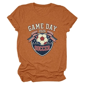 Détail du tissu orange rouille et de l'imprimé vintage Game Day 2026 Soccer sur le t-shirt