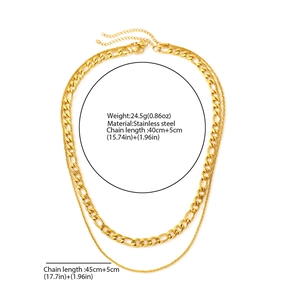 Détail d'un collier multicouche en acier inoxydable avec chaîne Figaro dorée