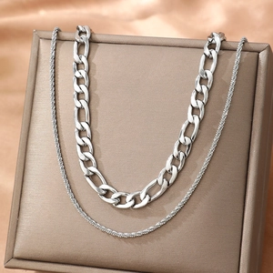Collier double couche argenté à chaîne gourmette et maille torsadée sur boîte cadeau