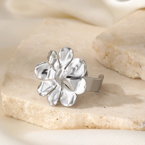 Anello regolabile a fiore argentato con trama martellata in acciaio inox 304