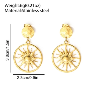 Détail des boucles d'oreilles en acier inoxydable doré 18 carats avec pendentif soleil
