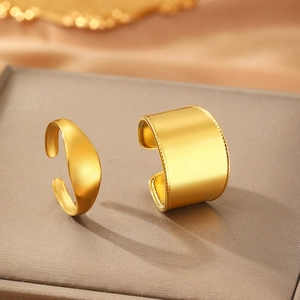 Set di anelli dorati regolabili minimalisti con fasce lisce e decorazioni a perline