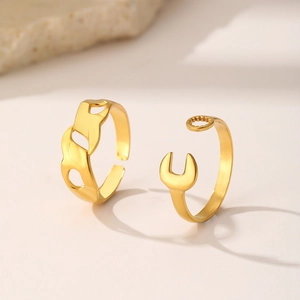 Détail de la bague chaîne dorée réglable et bague créative en forme de clé à molette