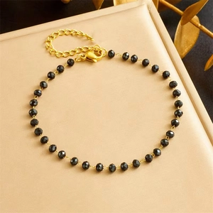 Bracelet de cheville doré tendance avec perles en verre noir sur support doré pour femme
