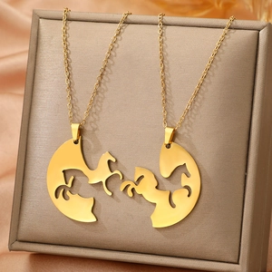 Colliers puzzle cheval en acier doré pour couples sur présentoir en cuir marron