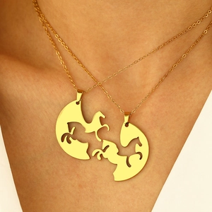 Collier couple en acier inoxydable avec pendentif cheval et design demi-cercle imbriqué
