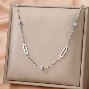 Elegant stainless steel necklace with three round zircons and oval links on a fine chain