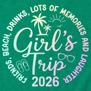 Dettaglio di maglietta verde con stampa colorata Girls Trip 2026 a tema spiaggia