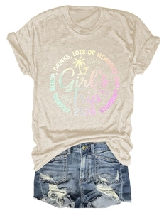 T-shirt beige Girl's Trip 2026 e shorts in denim invecchiato su piano