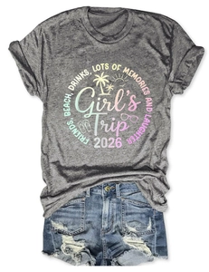 Dettaglio della T-shirt grigia con stampa tropicale Girl's Trip 2026 e pantaloncini denim
