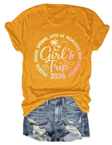 Posa piatta della t-shirt Girl's Trip 2026 color zenzero con pantaloncini in denim usurati
