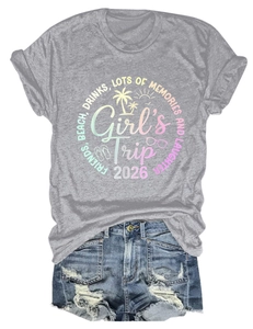 Dettaglio della maglietta Girl's Trip 2026 con grafica spiaggia e pantaloncini in denim