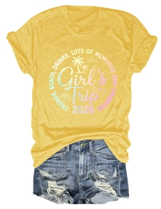 Flat lay della maglietta gialla Girls Trip 2026 e shorts in denim con frange