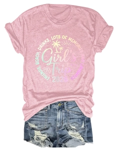 T-shirt rosa con stampa Girl's Trip 2026 e pantaloncini in denim strappati