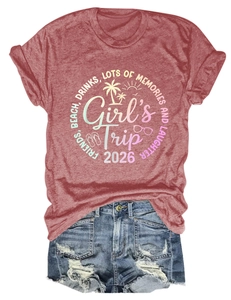 Dettaglio della maglietta rosso mattone Girl's Trip 2026 con stampa arcobaleno e shorts