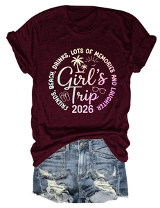 Dettaglio della stampa Girl's Trip 2026 su t-shirt bordeaux e set in denim