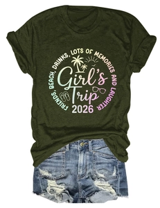 Dettaglio della t-shirt Girl's Trip 2026 verde scuro con stampa spiaggia e shorts denim