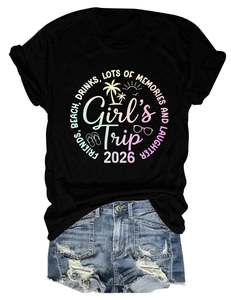 Flat lay della maglietta nera Girls Trip 2026 con pantaloncini di jeans denim