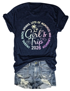 Dettaglio del set t-shirt blu scuro Girl's Trip 2026 e pantaloncini denim strappati