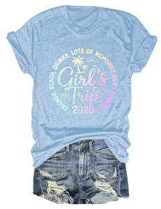 Dettaglio della t-shirt azzurra Girl's Trip 2026 e degli shorts in denim con frange