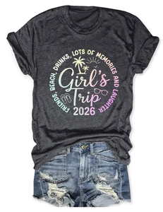 T-shirt grigio scuro Girls Trip 2026 con stampa tropicale e pantaloncini in denim