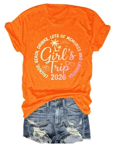 Dettaglio della maglietta arancione Girl's Trip 2026 con stampa grafica spiaggia tropicale