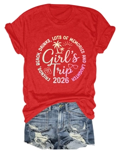 Dettaglio della t-shirt rossa Girl's Trip 2026 con grafica spiaggia e shorts in denim