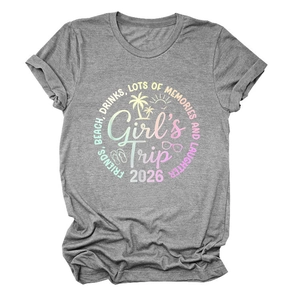 Dettaglio ravvicinato della t-shirt grigia con grafica mare Girls Trip 2026 e palme