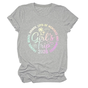 Dettaglio della stampa Girls Trip 2026 su t-shirt grigia con icone di vacanze al mare