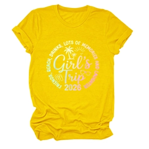 Dettaglio della stampa Girl's Trip 2026 su t-shirt gialla a maniche corte con motivi mare