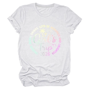 Dettaglio della t-shirt bianca Girl's Trip 2026 con stampa tropicale sfumata