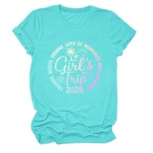 Dettaglio della stampa Girls Trip 2026 su t-shirt turchese girocollo con icone estive
