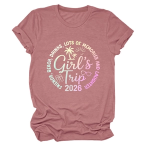Dettaglio della stampa Girl's Trip 2026 su t-shirt rosa antico con icone da spiaggia