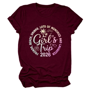 Dettaglio della stampa Girl's Trip 2026 su maglietta bordeaux con motivi da spiaggia