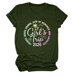 Dettaglio della t-shirt verde scuro con stampa tropicale Girls Trip 2026 su sfondo bianco