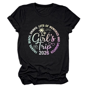 Dettaglio della stampa Beach Trip 2026 su t-shirt nera con palme e tramonto
