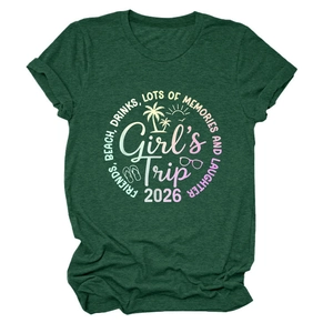Dettaglio del tessuto della maglietta in cotone verde scuro con stampa Girl's Trip 2026