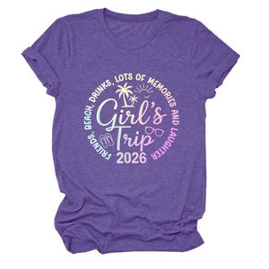 Dettaglio della t-shirt viola Girl's Trip 2026 con grafica arcobaleno sulla spiaggia
