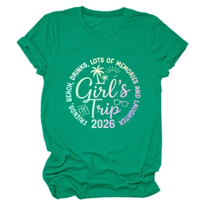 T-shirt in cotone verde con grafica Girl's Trip 2026 e dettagli spiaggia su sfondo bianco