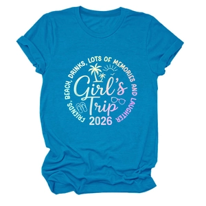 Dettaglio della maglietta blu lago girocollo con stampa spiaggia Girl's Trip 2026