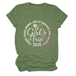 Dettaglio della scritta Girls Trip 2026 su una t-shirt verde a maniche corte per vacanze