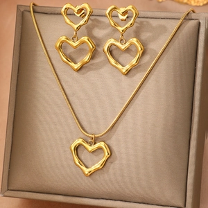 Parure de bijoux cœur dorée élégante avec collier ondulé et boucles d'oreilles