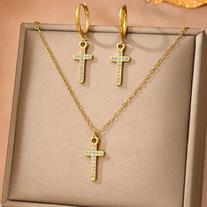Vergoldetes Set aus Halskette und Creolen mit Kreuzanhänger und glitzernden Strasssteinen